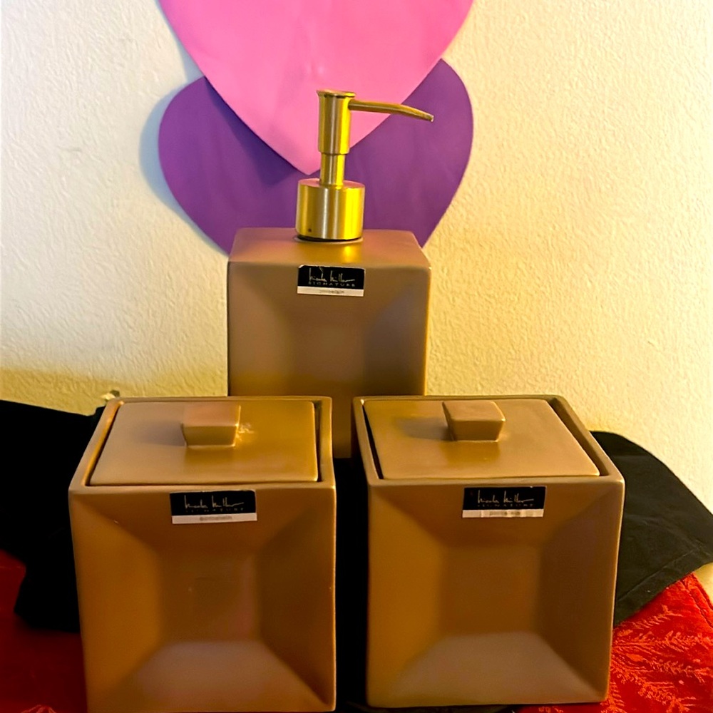 Nicole Miller Signature 3 piece Vintage  Bathroom Set-Excellent Condition